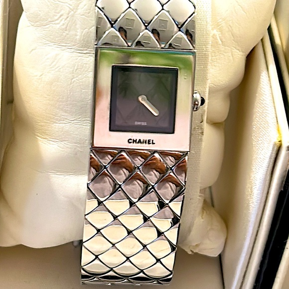 Pristine Chanel Matelasse Watch w/original box,case,certificate of authenticity - Picture 3 of 16